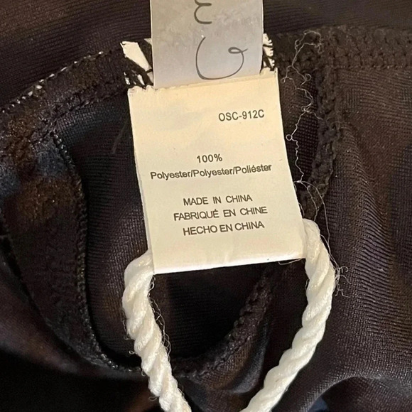 CUPSHE one piece swimsuit with sexy deep V neck and cross-cross straps - Picture 8 of 11